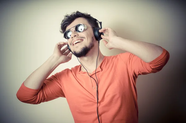 Hombre con estilo escuchando música —  Fotos de Stock