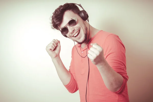 Homem elegante ouvindo música — Fotografia de Stock