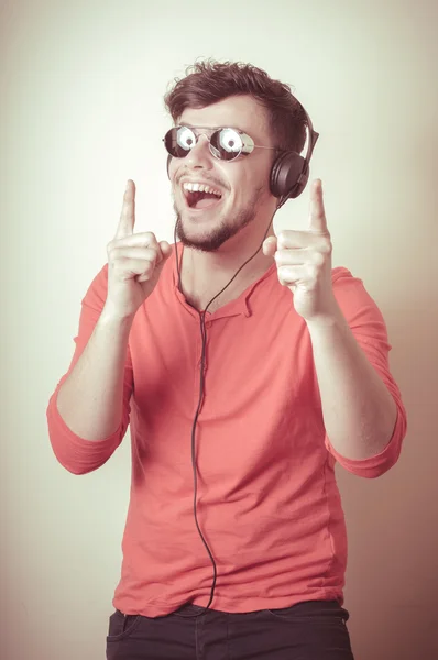 Homem elegante ouvindo música — Fotografia de Stock