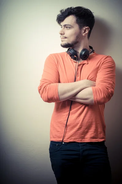 Stylowy mężczyzna słuchanie muzyki — Zdjęcie stockowe