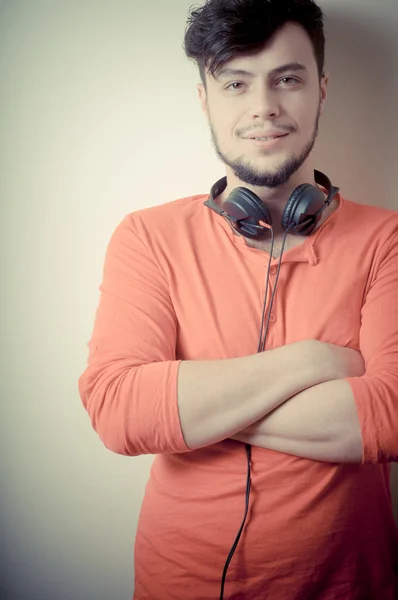 Homem elegante ouvindo música — Fotografia de Stock