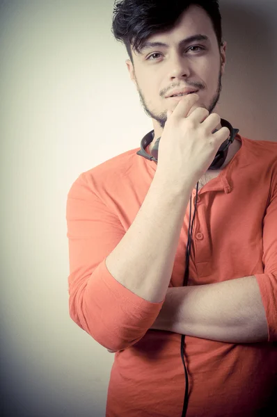 Hombre con estilo escuchando música — Foto de Stock