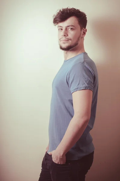 Retrato de un joven con estilo con camisa azul — Foto de Stock