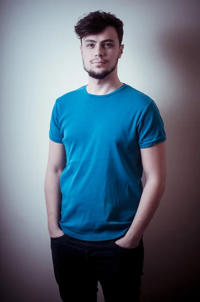 Retrato de un joven con estilo con camisa azul —  Fotos de Stock