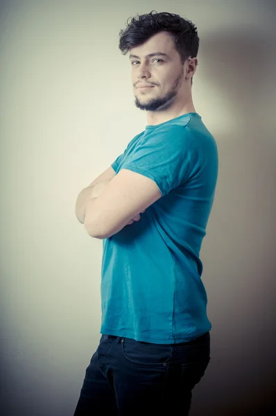 Retrato de un joven con estilo con camisa azul —  Fotos de Stock