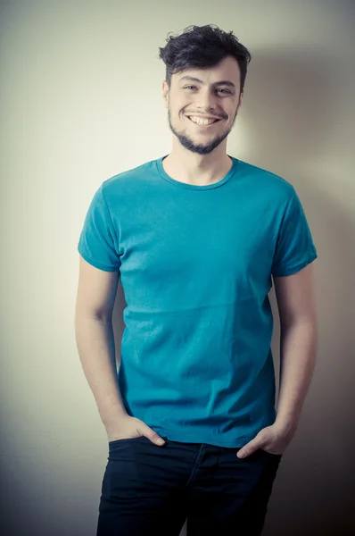Portret stylowe młody człowiek z niebieska koszula — Zdjęcie stockowe