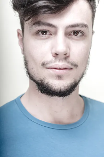 Retrato de un joven con estilo con camisa azul —  Fotos de Stock