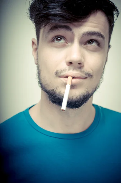 Elegante joven hombre moderno con cigarrillo — Foto de Stock