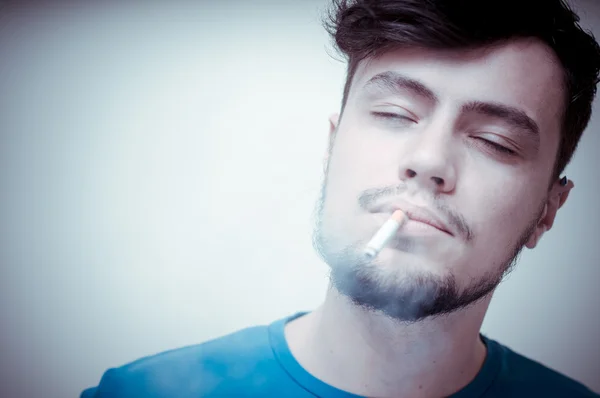 Стильний молодий сучасний чоловік з цигаркою — стокове фото