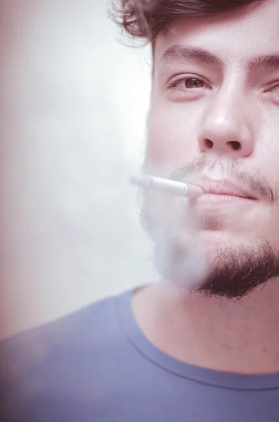 Stilvoller junger moderner Mann mit Zigarette — Stockfoto
