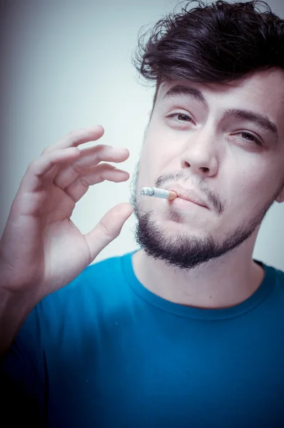 Elegante jovem homem moderno com cigarro — Fotografia de Stock