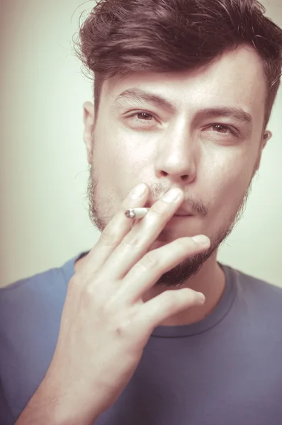 Sigara ile şık modern delikanlı — Stok fotoğraf
