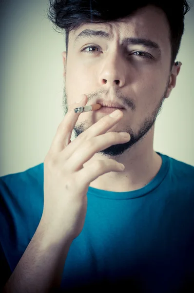 Elegante jovem homem moderno com cigarro — Fotografia de Stock