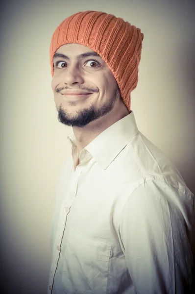 オレンジ色のかさを持つモダンなスタイリッシュな若者 — ストック写真