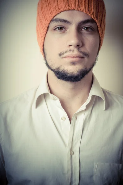 Modern snygg ung med orange mössa — Stockfoto