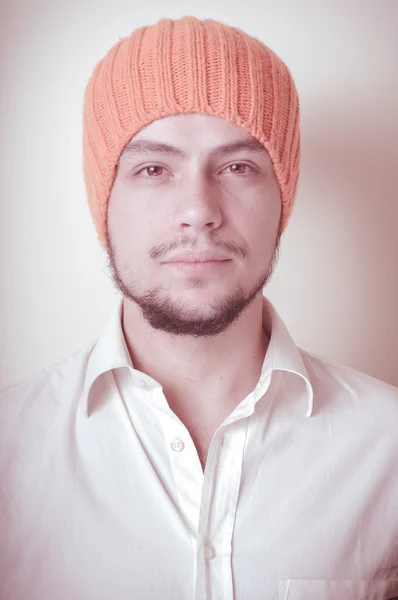 Молодой современный стильный мужчина в оранжевой кепке — стоковое фото