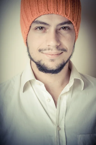 Joven hombre moderno y elegante con gorra naranja — Foto de Stock