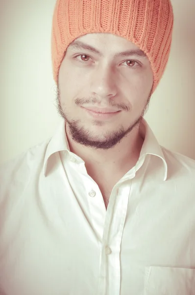Joven hombre moderno y elegante con gorra naranja — Foto de Stock