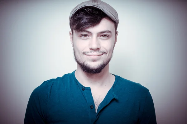 Joven hombre moderno y elegante con gorra —  Fotos de Stock