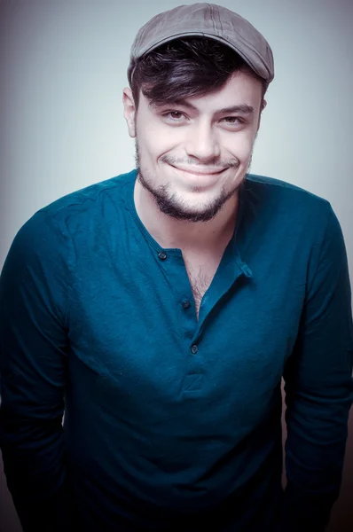 Joven hombre moderno y elegante con gorra —  Fotos de Stock