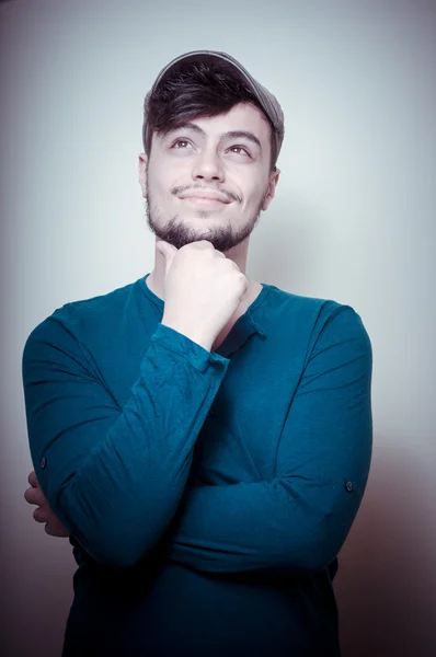 Joven hombre moderno y elegante con gorra — Foto de Stock