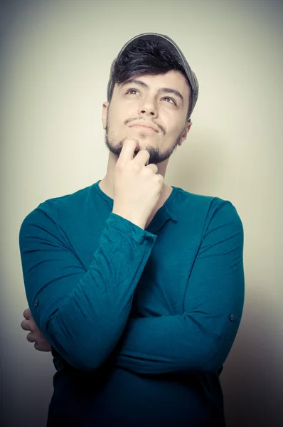 Jovem moderno homem elegante com boné — Fotografia de Stock