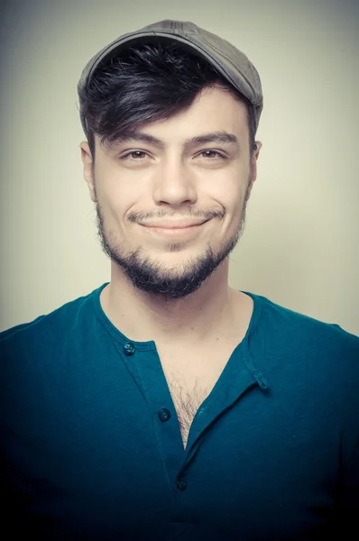 Joven hombre moderno y elegante con gorra — Foto de Stock