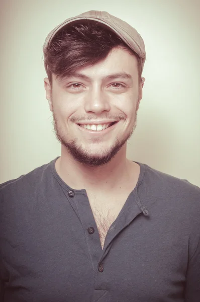 Joven hombre moderno y elegante con gorra — Foto de Stock