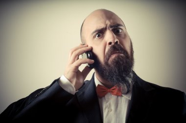 telefonda komik zarif sakallı adam