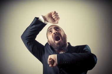 komik korkuyor zarif sakallı adam