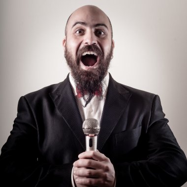 Sakallı komik zarif şarkıcı