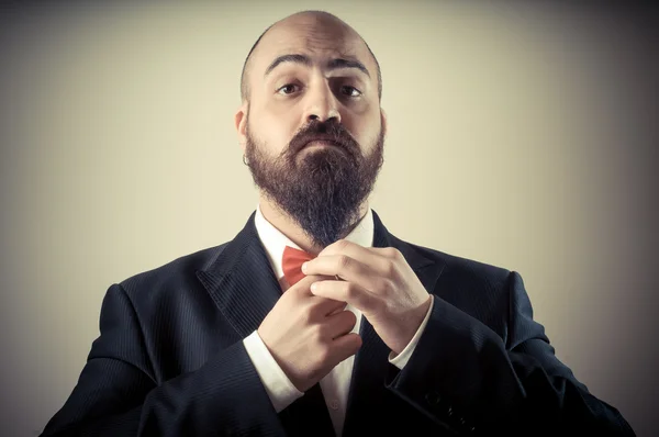 Смешной элегантный бородатый мужчина трогает бороду — стоковое фото