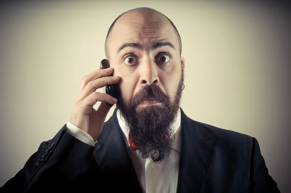 Engraçado homem barbudo elegante no telefone — Fotografia de Stock