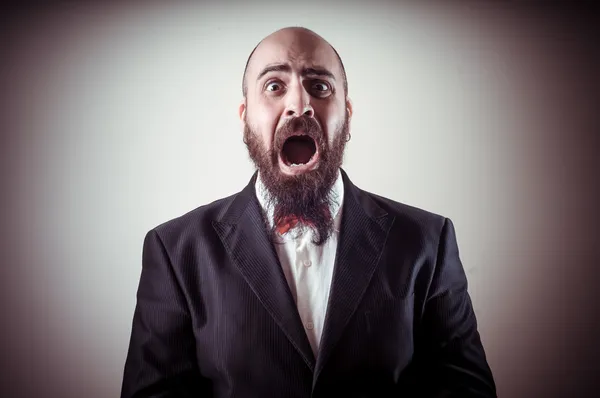 Смешной испуганный элегантный бородатый мужчина — стоковое фото