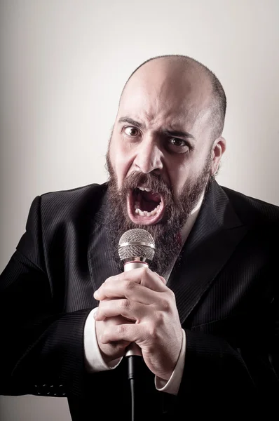 Смешной элегантный певец с бородой — стоковое фото
