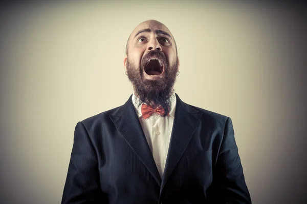 Gracioso miedo elegante barbudo hombre — Foto de Stock