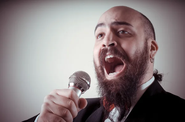 Смешной элегантный певец с бородой — стоковое фото
