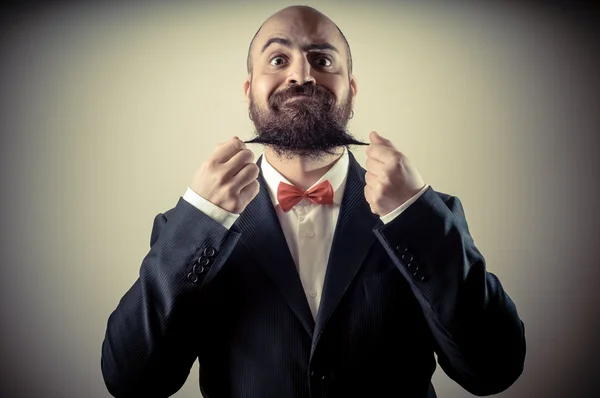 Engraçado homem barbudo elegante tocando barba — Fotografia de Stock