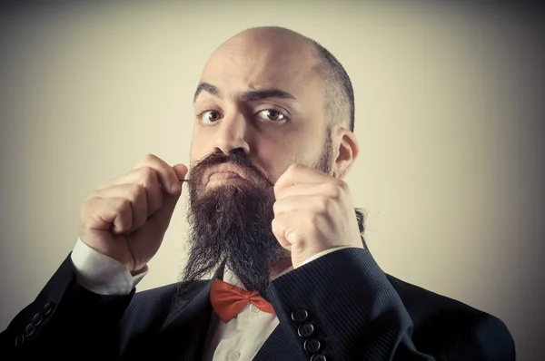 Divertido elegante barbudo hombre tocando bigote —  Fotos de Stock