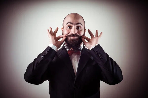 Смешной элегантный бородатый мужчина трогает усы — стоковое фото