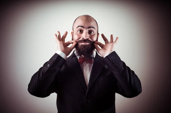 Engraçado elegante barbudo homem tocando bigode — Fotografia de Stock