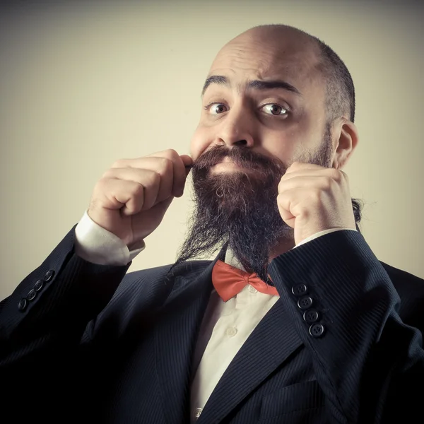 Drôle élégant barbu homme toucher moustache — Photo