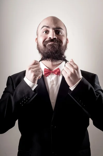 Roliga eleganta skäggig man röra skägg — Stockfoto