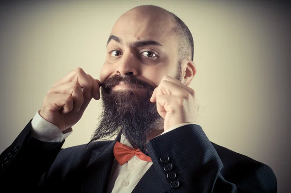 Divertido elegante barbudo hombre tocando bigote —  Fotos de Stock