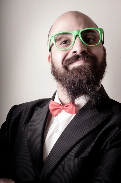 Смешной элегантный бородатый мужчина — стоковое фото