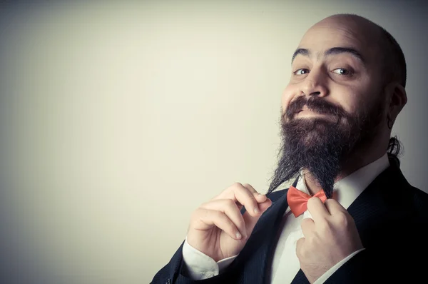 Gracioso hombre barbudo elegante tocando la barba —  Fotos de Stock