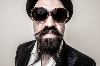 uzun sakal ve bıyık hipster
