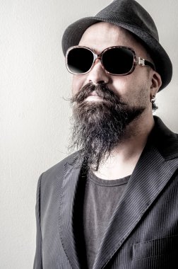 uzun sakal ve bıyık hipster