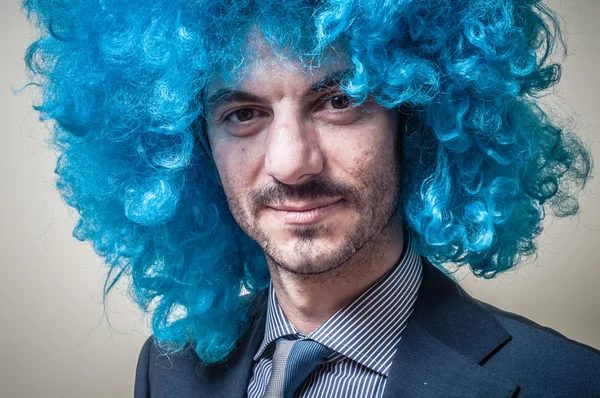 Roliga affärsman med blå peruk — Stockfoto