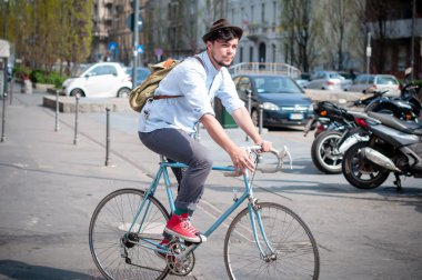 yeniyetme genç adam Bisiklet